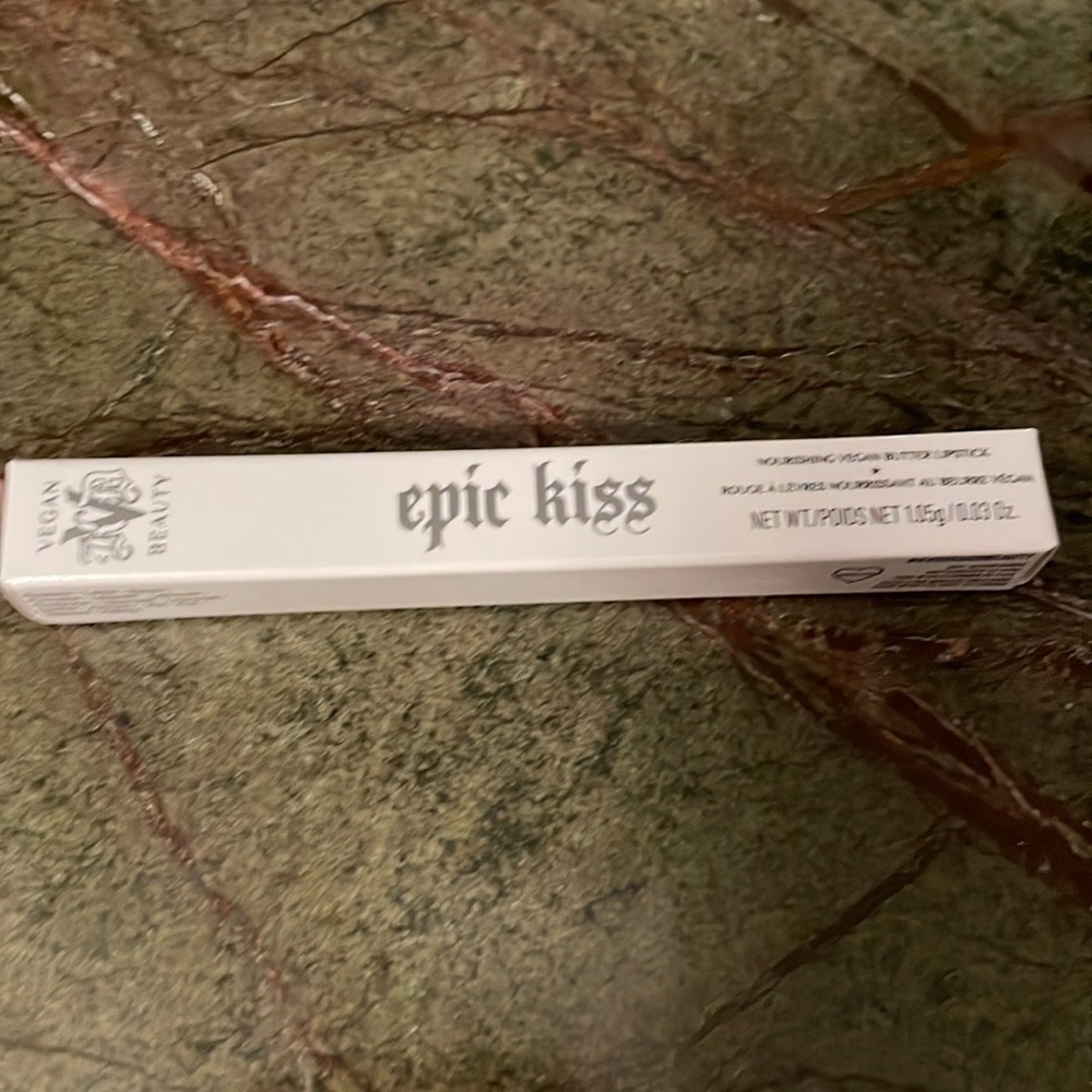 BNIB kate von d epic kiss the female gaze